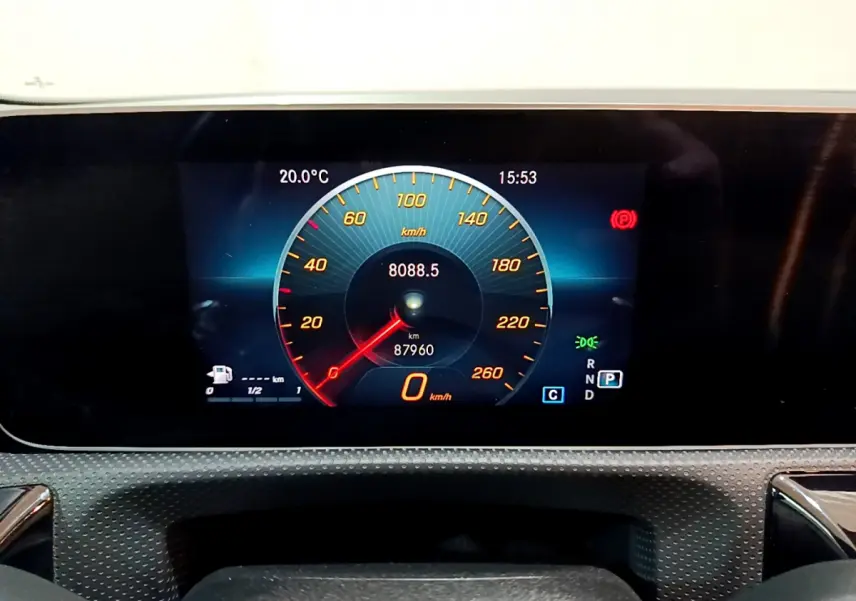 Affichage numérique du tableau de bord de la Mercedes Classe A 180 AMG Line noir, montrant la vitesse et les indicateurs.