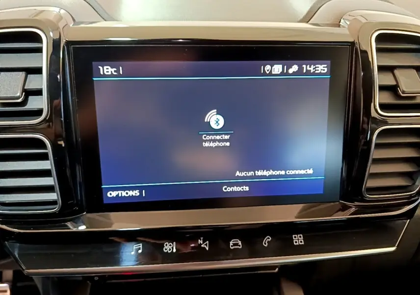 Écran tactile central du tableau de bord du Citroën C5 Aircross 2020, affichage Bluetooth et options connectées.