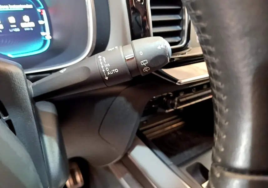 Gros plan sur la manette d’essuie-glace côté gauche du tableau de bord du Citroën C5 Aircross 2020 gris foncé.