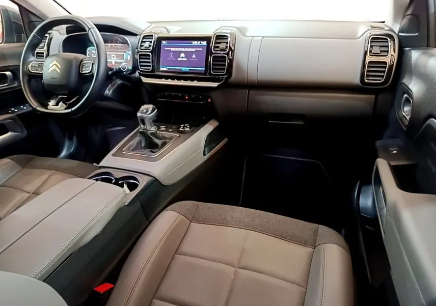 Vue intérieure avant droite du Citroën C5 Aircross 2020, tableau de bord moderne avec écran tactile et volant cuir multifonctions.