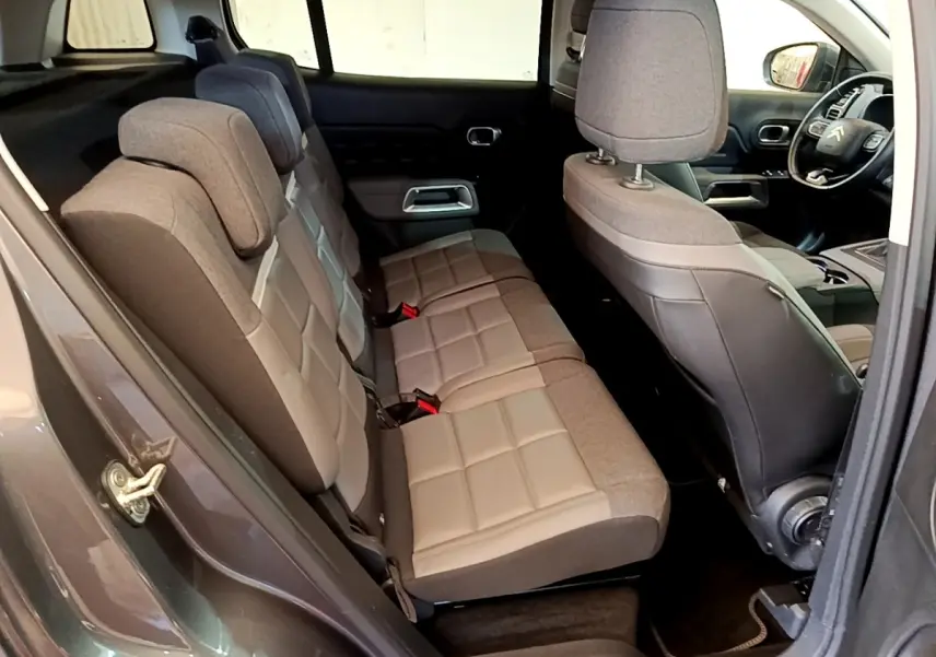 Vue intérieure côté gauche montrant les sièges arrière gris clair et foncé du Citroën C5 Aircross 2020.