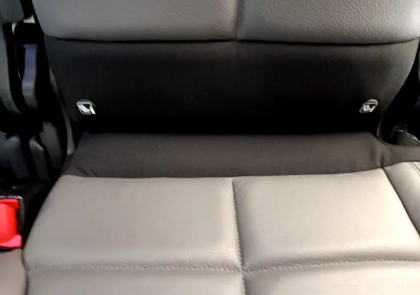 Gros plan sur la banquette arrière en cuir gris clair du Citroën C5 Aircross 2020, version Shine.
