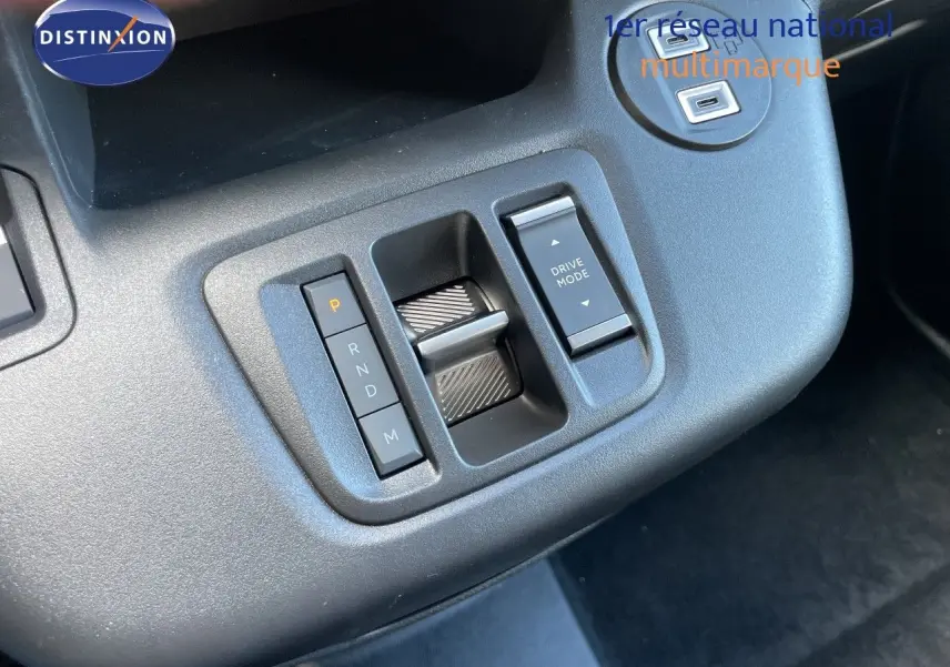 Gros plan sur la console centrale du Citroën Berlingo 2026, montrant les commandes de boîte auto et mode de conduite.