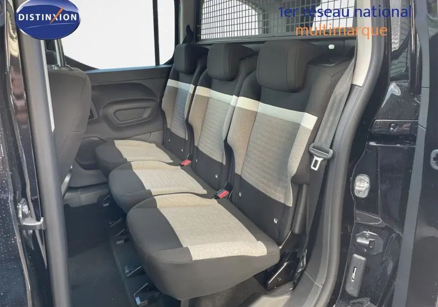 Vue intérieure côté gauche montrant la banquette arrière en tissu gris et noir du Citroën Berlingo noir Perla Nera 2026.
