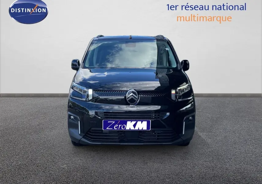 Vue frontale d'un Citroën Berlingo MPV M noir Perla Nera métal 2026 avec calandre moderne et phares LED distinctifs.