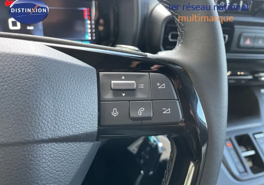 Gros plan sur les commandes au volant en cuir noir du Citroën Berlingo 2026, finition MPV M Diesel, avec boutons multifonctions.