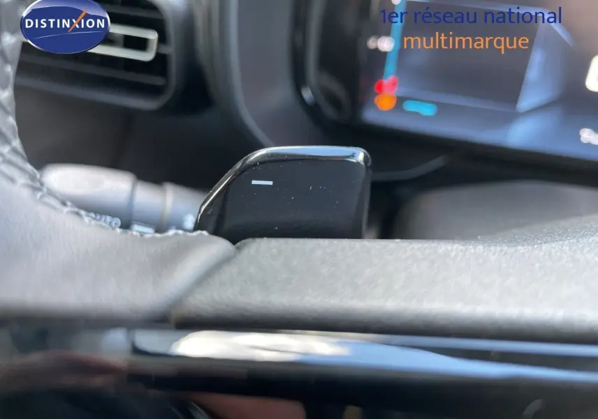 Gros plan sur la palette de changement de vitesse au volant du Citroën Berlingo noir Perla Nera 2026.