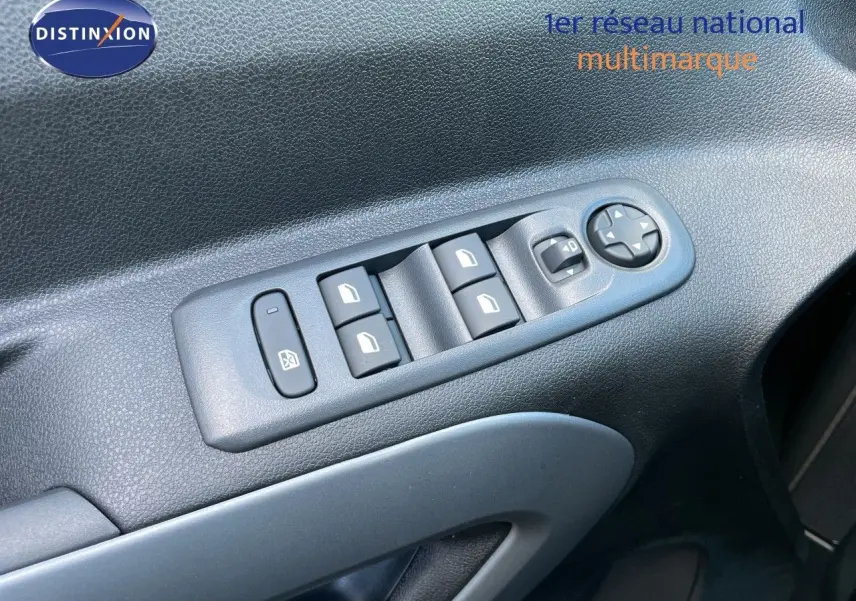 Gros plan sur les commandes des vitres et rétroviseurs côté conducteur du Citroën Berlingo noir Perla Nera 2026.