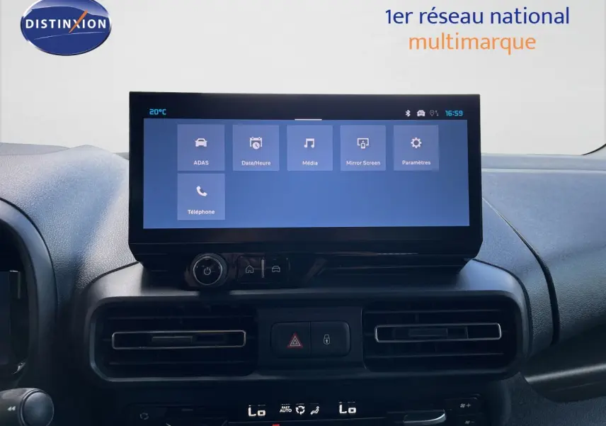 Vue rapprochée de l’écran tactile central et de la console de climatisation du Citroën Berlingo noir Perla Nera 2026.