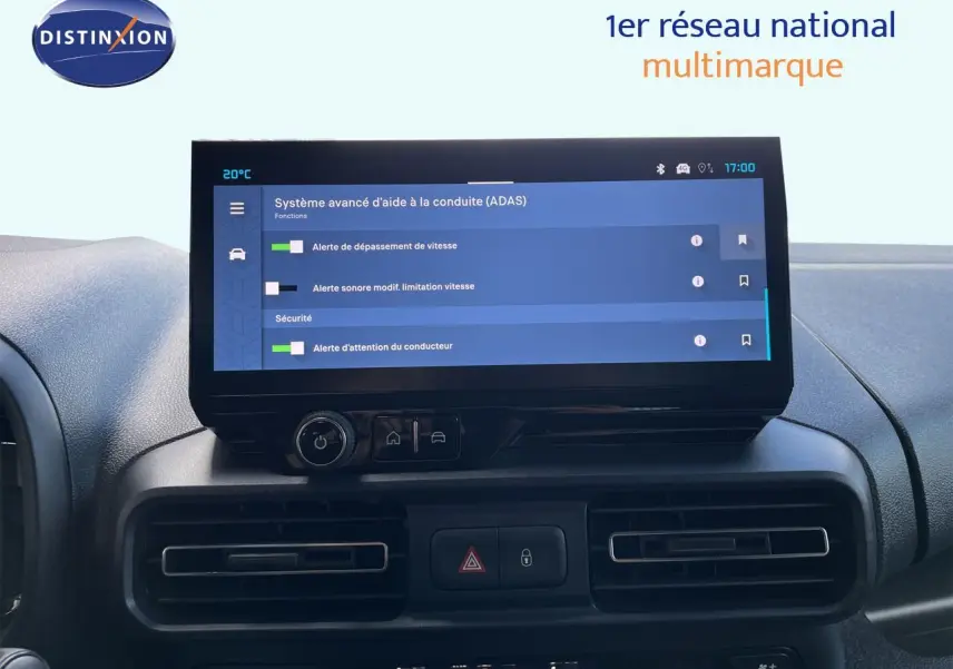 Vue rapprochée de l’écran tactile central du tableau de bord du Citroën Berlingo noir, affichant les options d’aide à la conduite.