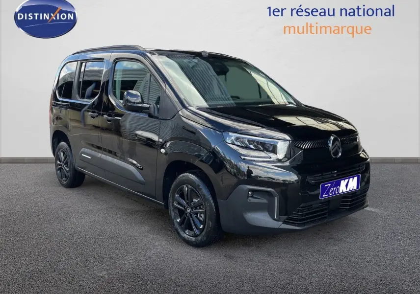 Vue 3/4 avant d'un Citroën Berlingo noir Perla Nera métal avec jantes noires et calandre moderne.