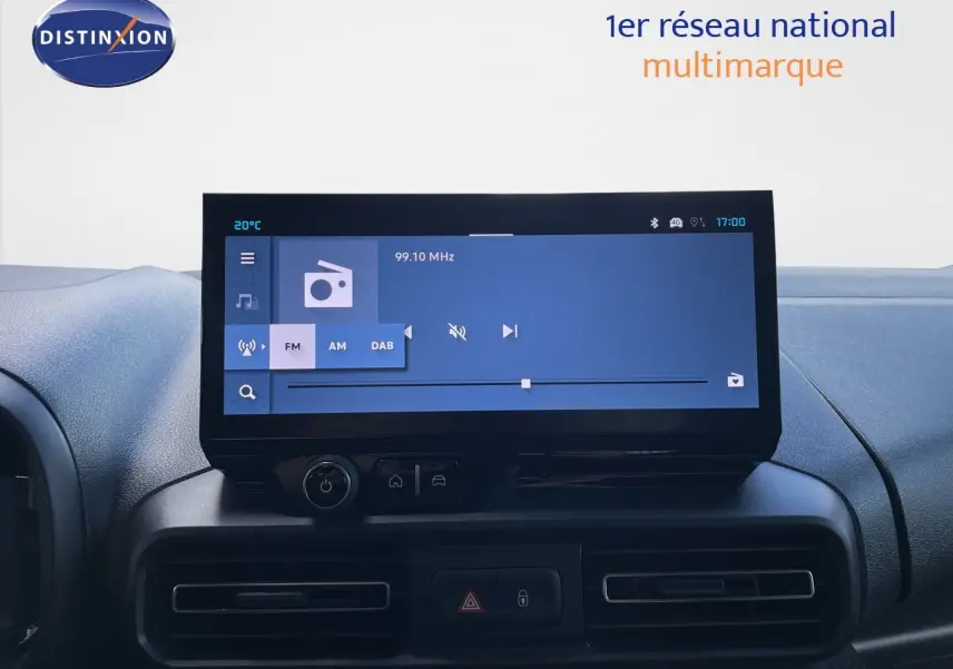 Écran tactile central du tableau de bord du Citroën Berlingo 2026, finition noire, affichant la radio FM.