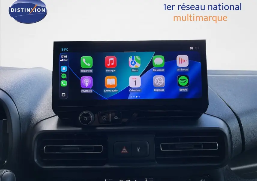 Vue intérieure centrée sur l'écran tactile du tableau de bord du Citroën Berlingo 2026, finition noire.