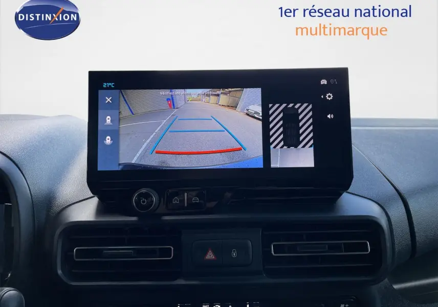 Vue intérieure du tableau de bord du Citroën Berlingo 2026, écran affichant la caméra de recul et commandes climatisation.