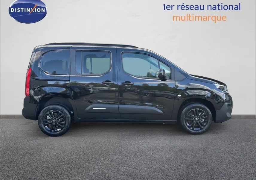 Profil droit du Citroën Berlingo noir Perla Nera 2026, version MPV M 1.5 BlueHDi avec jantes noires et vitres teintées.