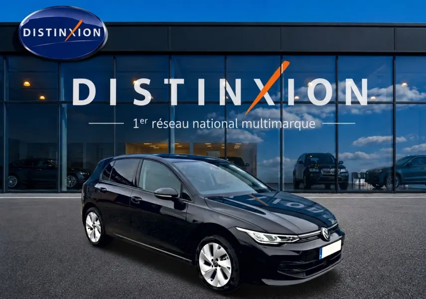 Volkswagen Golf 1.5 eTSI evo2 noire vue 3/4 avant avec jantes alu 17 pouces devant showroom Distinxion.