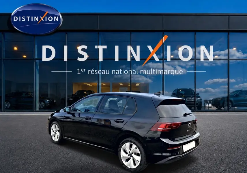 Volkswagen Golf 1.5 etsi evo2 noire vue 3/4 arrière droit devant showroom Distinxion.