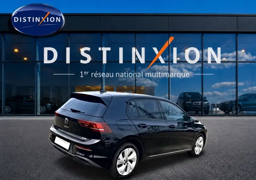 Volkswagen Golf 1.5 ETSI Evo2 noire vue 3/4 arrière droit devant showroom Distinxion.