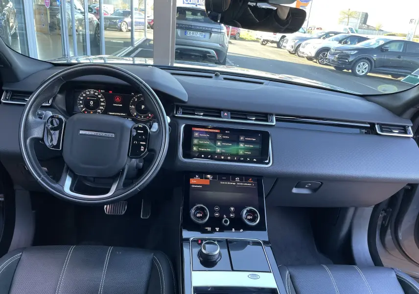 Intérieur noir du Range Rover Velar D240 S R-Dynamic 2018, vue frontale sur tableau de bord et écran tactile central.