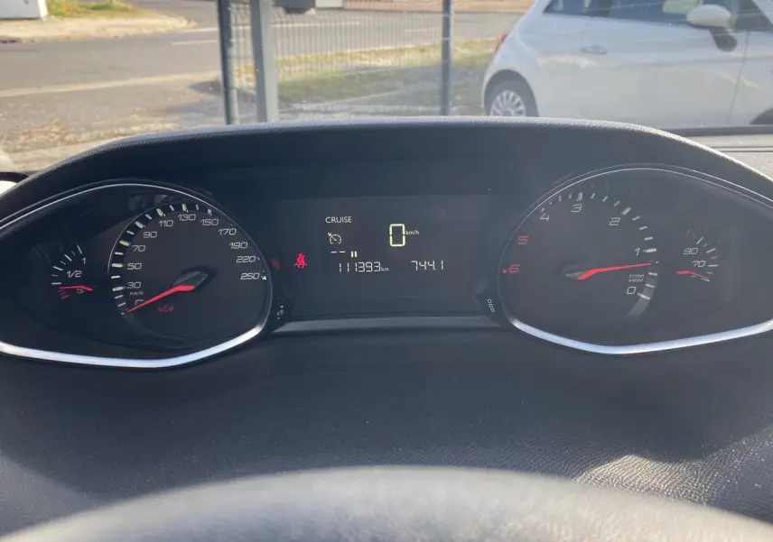 Tableau de bord de Peugeot 308 2017 montrant compteur vitesse, compte-tours et affichage digital au centre.