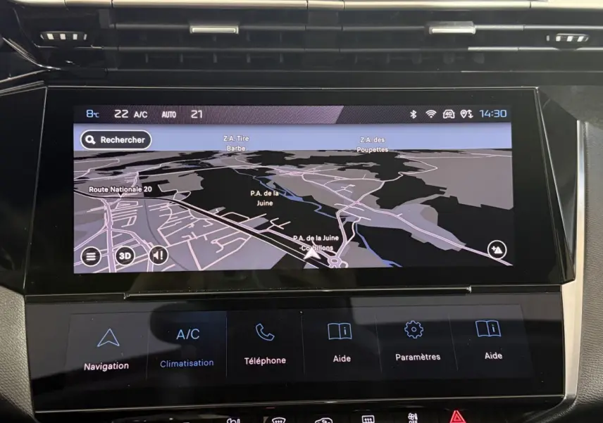 Écran tactile de navigation 10 pouces dans le tableau de bord d'une Peugeot 308 bleu, vue intérieure frontale.