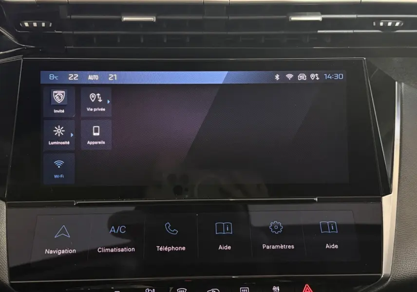 Écran tactile central de la Peugeot 308 PureTech 130 bleu, affichant les options de navigation et climatisation.