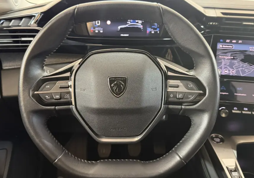 Volant cuir noir de Peugeot 308 PureTech 130 S&S Allure Pack 2023 avec commandes multifonctions et tableau de bord digital.