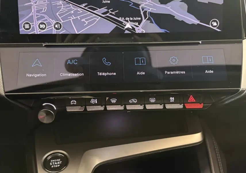 Détail du tableau de bord tactile et boutons de commande de la Peugeot 308 PureTech 130 bleu, vue intérieure frontale.