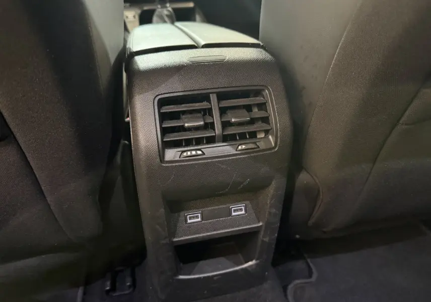 Vue rapprochée des aérateurs arrière et ports USB du Peugeot 308 bleu PureTech 130 S&S Allure Pack 2023.