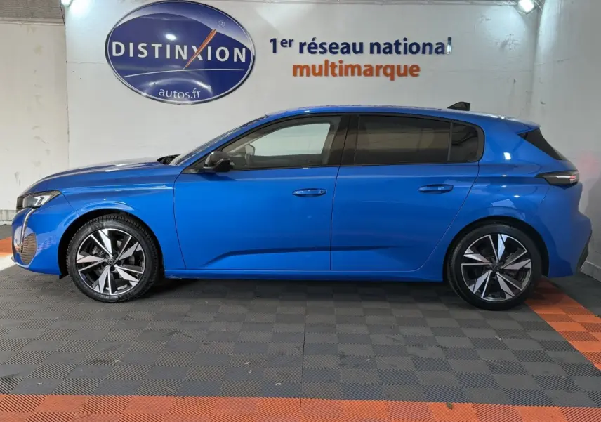 Peugeot 308 PureTech 130 S&S Allure Pack bleu vue de profil côté gauche en intérieur showroom.