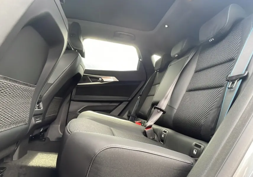 Vue intérieure côté droit sur la banquette arrière noire en semi-alcantara du Renault Austral New 200 Esprit Alpine 2026.