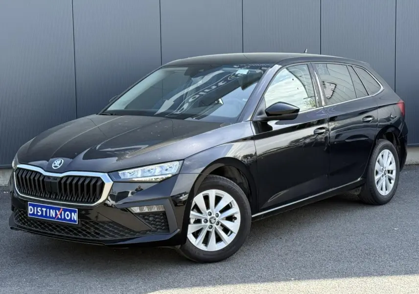 Vue 3/4 avant droite d'une Skoda Scala noire Magic Perle avec jantes alliage et calandre chromée.