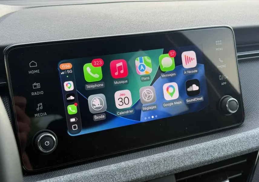 Écran tactile 8,25" de la Škoda Scala TSI 116 DSG7 Sélection affichant interface Apple CarPlay, vue de face rapprochée.