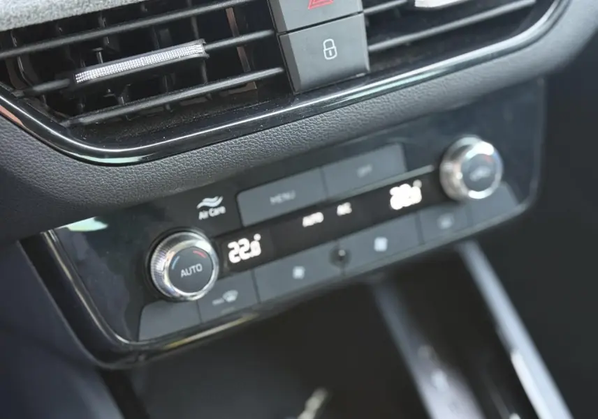 Gros plan sur la console centrale noire du Skoda Scala 2025, mettant en valeur la climatisation automatique bi-zone.