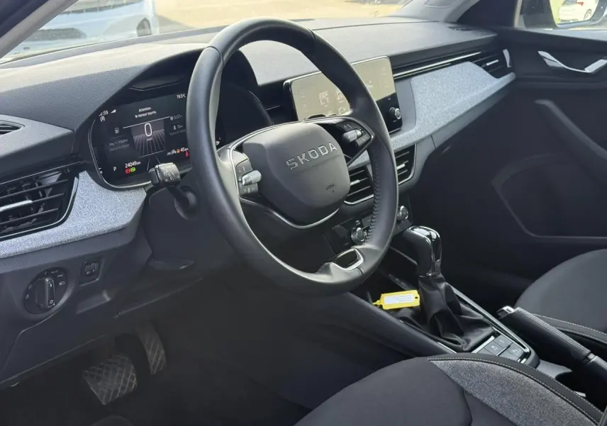 Intérieur de la Skoda Scala TSI 116 DSG7 vu côté conducteur, volant cuir et tableau de bord digital.