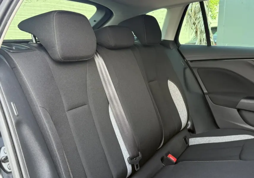 Vue intérieure côté droit des sièges arrière noirs avec inserts gris clairs d'une Skoda Scala TSI 116 DSG7 2025.