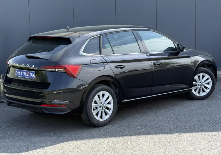 Vue 3/4 arrière côté droit d'une Skoda Scala noire Magic Perle avec jantes alliage 16 pouces et vitres surteintées.