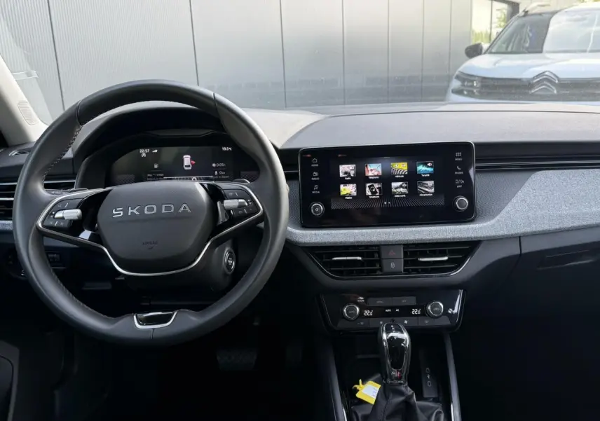 Vue intérieure frontale du tableau de bord et volant cuir noir de la Skoda Scala TSI 116 DSG7 avec écran tactile 8,25 pouces.