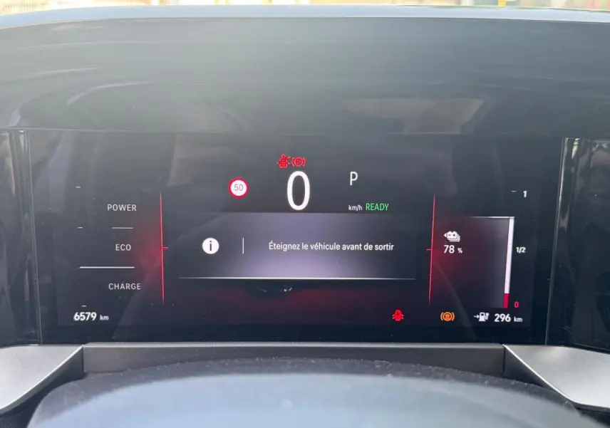 Affichage numérique du tableau de bord de l’Opel Mokka électrique 2025, montrant l’autonomie et la vitesse à l’arrêt.