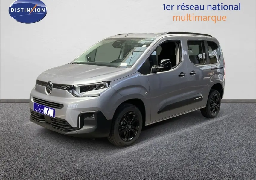 Vue 3/4 avant droit d'un Citroën Berlingo gris Artense métal avec jantes noires et vitres teintées.