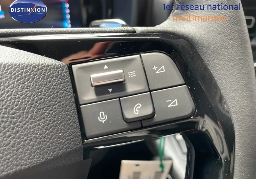 Gros plan sur les commandes au volant du Citroën Berlingo 2026, boutons noirs avec fonctions audio et appel.