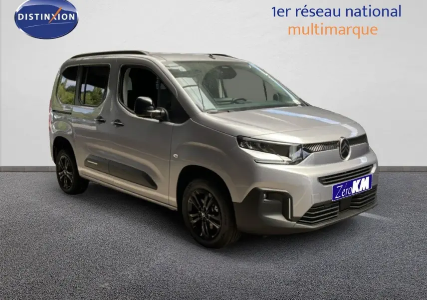 Vue 3/4 avant d'un Citroën Berlingo gris Artense métal avec jantes noires et calandre moderne.