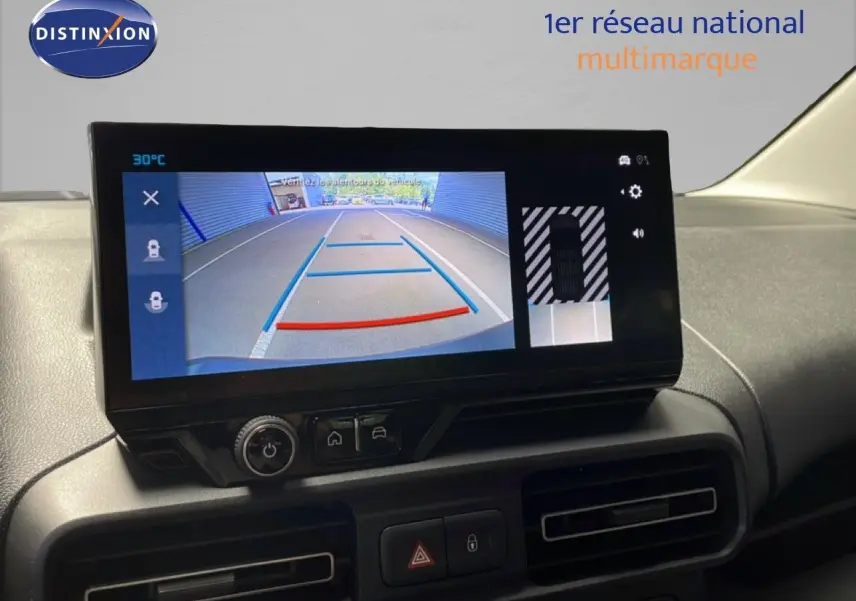Vue intérieure centrée sur l'écran tactile affichant la caméra de recul du Citroën Berlingo gris Artense métallique.