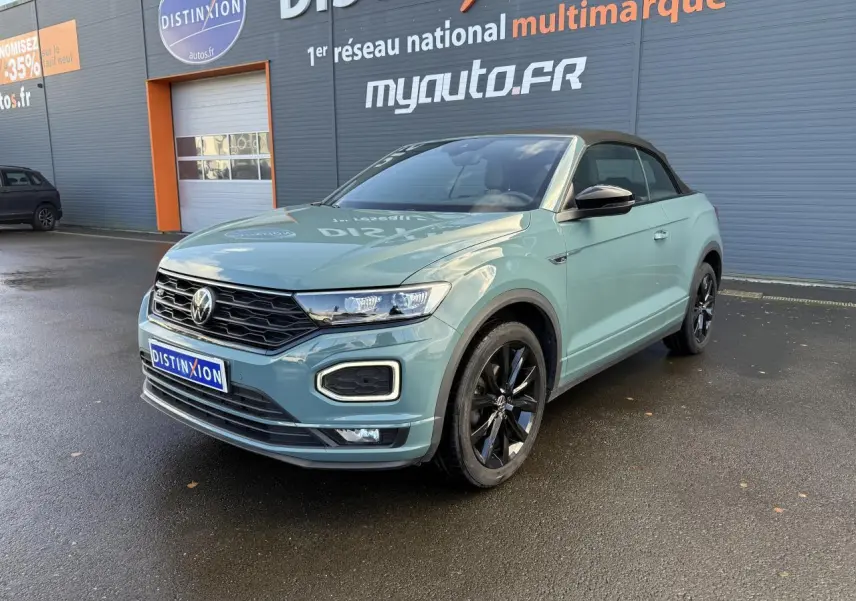 Volkswagen T-Roc Cabriolet vert cactus en 3/4 avant avec toit noir et jantes noires brillantes.