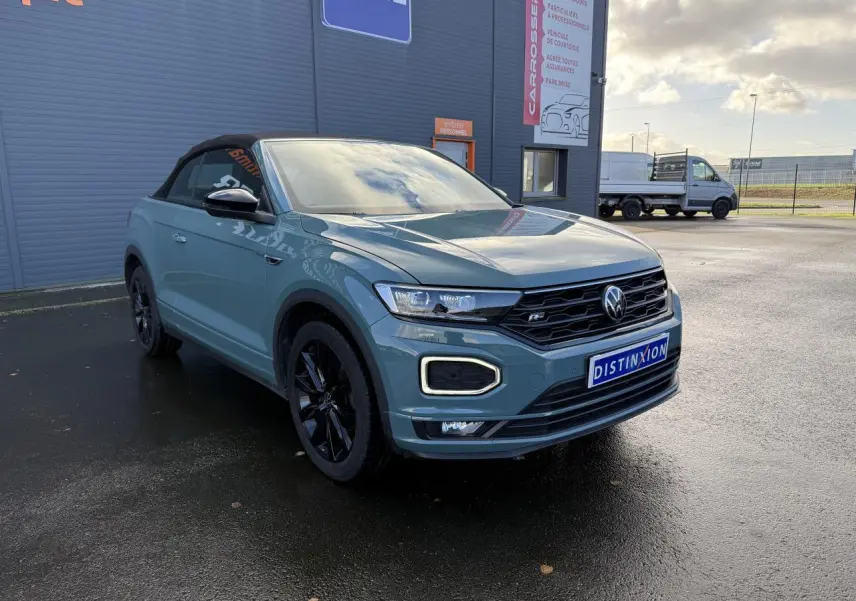 Volkswagen T-Roc Cabriolet vert cactus en 3/4 avant droit avec capote noire et jantes noires brillantes.