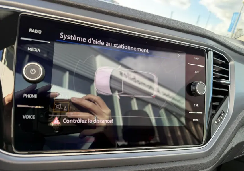 Écran tactile du système d'aide au stationnement dans l'habitacle du Volkswagen T-Roc Cabriolet 2021.