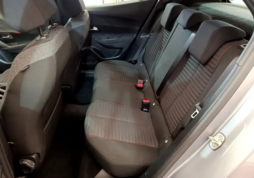 Vue côté droit de la banquette arrière noire avec surpiqûres rouges dans une Peugeot 2008 gris clair de 2020.