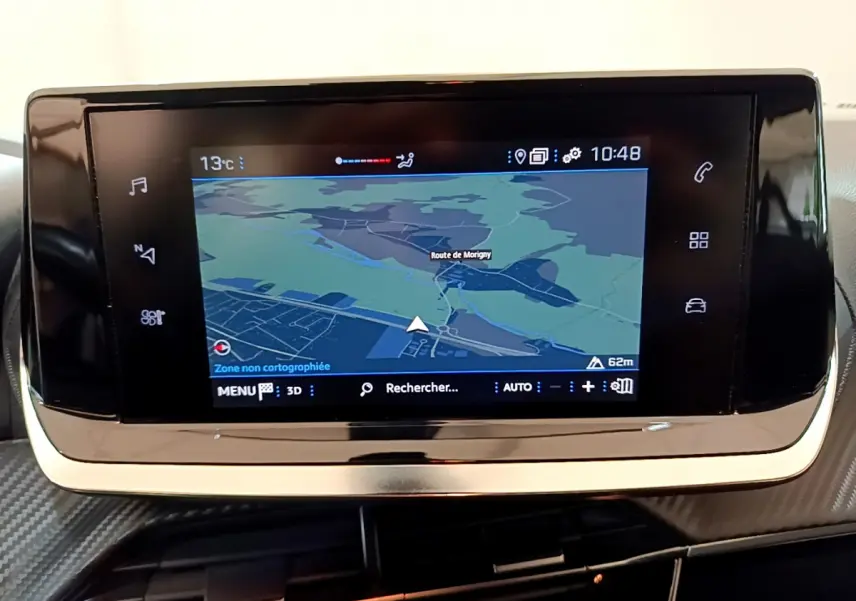 Écran tactile central affichant la navigation GPS dans un Peugeot 2008 gris clair, vue rapprochée du tableau de bord.