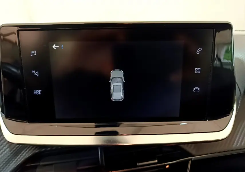 Écran tactile central du tableau de bord du Peugeot 2008 2020 affichant la vue top-down du véhicule