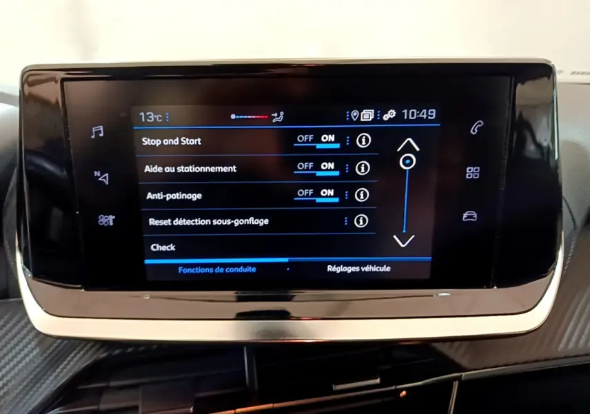 Écran tactile central du tableau de bord du Peugeot 2008 2020 affichant les réglages d'aide à la conduite.